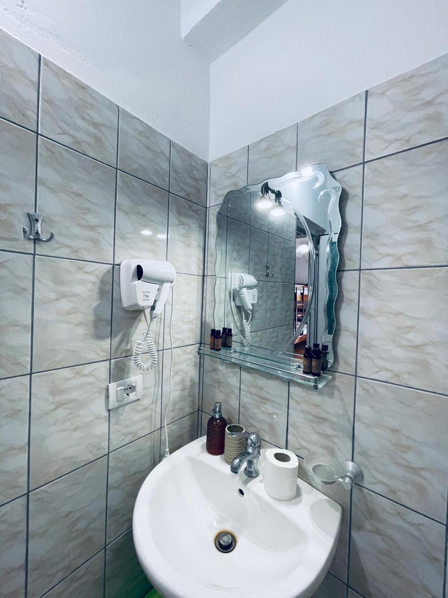 Guesthouse Dollomaja Ksamil Ngoại thất bức ảnh